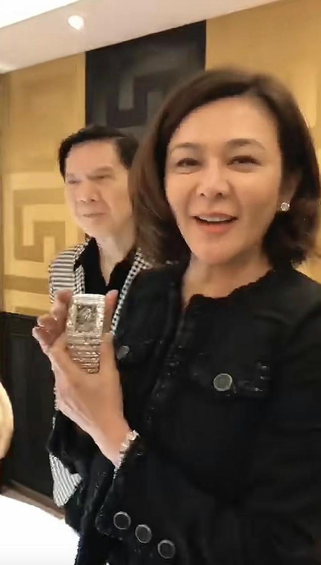 名表笑不拢嘴嫌尺寸太大没买向华强也在场凯发k8赞助马竞62岁关之琳试戴过亿(图7)