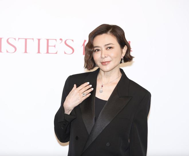 名表笑不拢嘴嫌尺寸太大没买向华强也在场凯发k8赞助马竞62岁关之琳试戴过亿(图5)